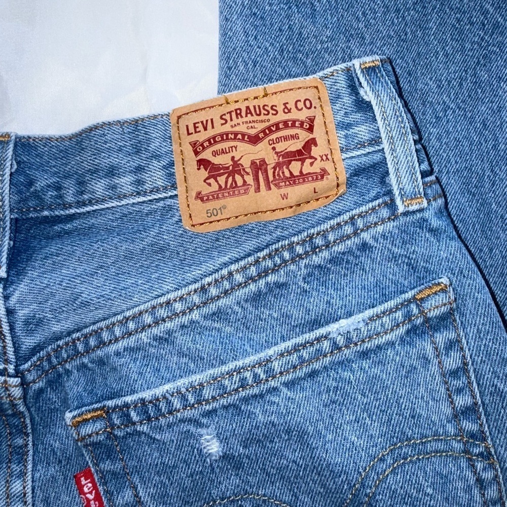 Levi’s Women’s 501 Original Fit Distressed Denim Jeans Size 25 Length 26 - Picture 7 of 8